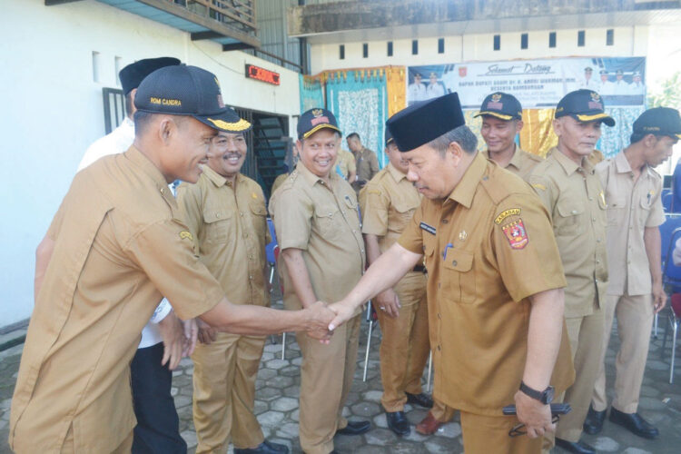 SILATURAHMI— Bupati Agam Andri Warman bersilaturahmi dengan masyarakat Tiku, Kecamatan Tanjung Mutiara.