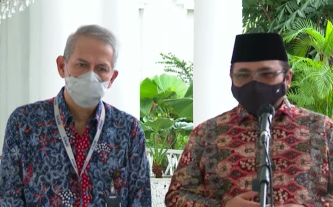 Tangkapan layar Menteri Agama Yaqut Cholil Quomas kanan dan Kepala BPKH Anggito Abimanyu dalam konferensi persnya di Istana Kepresidenan Bogor Jawa Barat Selasa 17 5.