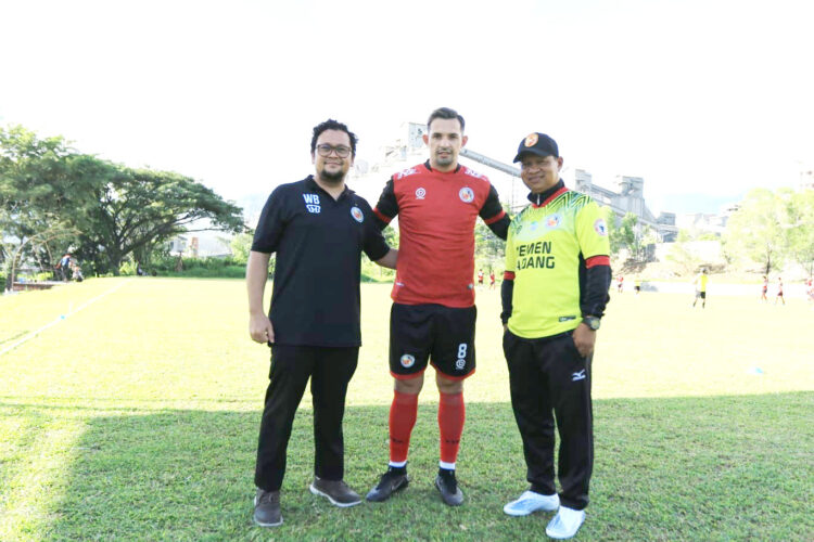 REKRUTAN ANYAR— Silvio Escobar (tengah) yang diapit CEO PT. KSSP Win Bernadino (kiri) dan pelatih kepala Delfiadri (kanan) usai mendarat di Padang dan langsung menggelar latihan di lapangan mess Semen Padang FC, Jumat (27/5).