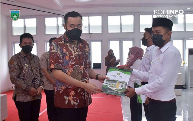 SERAHKAN SK— Wali Kota Padangpanjang H. Fadly Amran, BBA Datuak Paduko Malano saat menyerahkan SK kepada perwakilan CPNS dan PPPK.