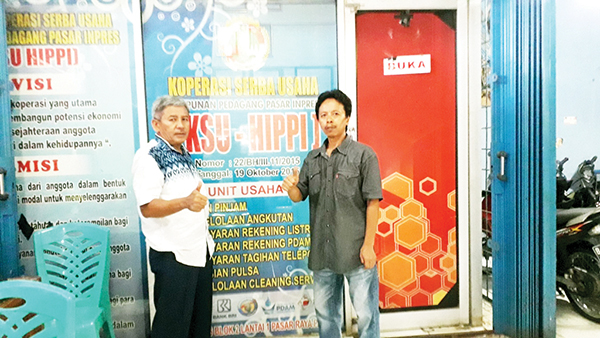 TERIMA KASIH— Nasrul Kancia, Sekretaris KSU HIPPI Pasar Raya, mengucapkan terima kasih atas bantuan ambulans yang diberikan Andre Rosiade untuk pedagang.