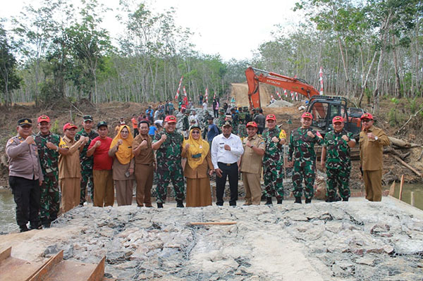 KUNJUNGI—Tim Wasev Mabes TNI AD yang dipimpin Kolonel Inf Agus Supriyanto mengunjungi lokasi kegiatanTMMD ke-113 Kodim 0310/SS di Nagari Abai Siat, Kecamatan Koto Besar, Kabupaten Dharmasraya, Senin (30/5).