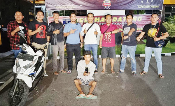 Tergiur HP, Tukang Ojek Diciduk Tim Klewang, Terlacak, Pelaku Ngaku untuk Keperluan Sehari-hari 1 CURI HP— Budi Hartono (31), warga Banuaran RT 2 RW 5, Kelurahan Koto Baru Nan XX, Kecamatan Lubuk Begalung, berhasil ditangkap Tim Klewang karena mencuri HP milik korban yang tengah berbelanja.