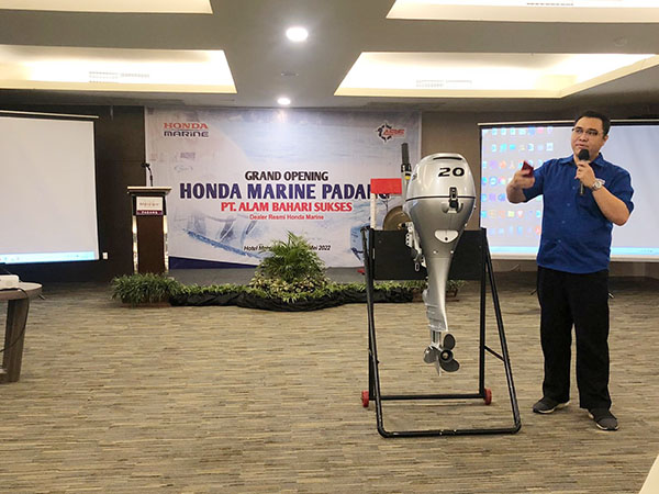 MENJELASKAN--Vice Manager Honda Marine menjelaskan tentang produknya.