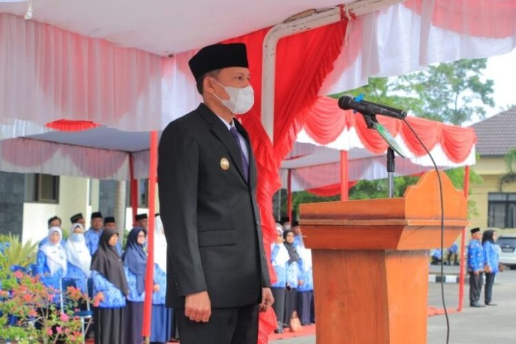 UPACARA— Wakil Bupati Pasaman Sabar AS memimpin upacara peringatan Hardiknas dan Harkitnas tahun 2022.