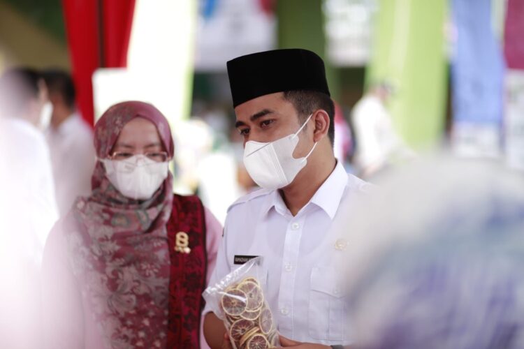 PELAKU USAHA MAKANAN— Wakil Wali Kota Solok Ramadhani Kirana Putra saat meninjau pelaku usaha makanan kering di Kota Solok.
