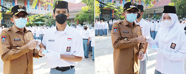 KADO ULTAH— Wali Kota Padang Hendri Septa menyerahkan kado ulang tahun berupa e-KTP (KTP elektronik) dari Pemerintah Kota Padang kepada pelajar yang memasuki usia 17 tahun saat upacara bendera di SMAN 3 Padang, Senin (23/5).
