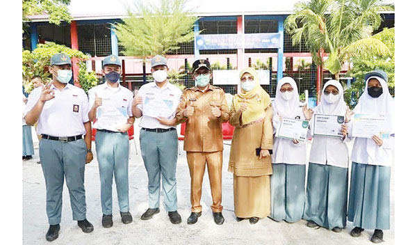 PENYERAHAN E-KTP— Wako Hendri Septa foto bersama usai acara penyerahkan e-KTP (KTP elektronik) dari Pemerintah Kota Padang kepada pelajar yang memasuki usia 17 tahun saat upacara bendera di SMAN 3 Padang.