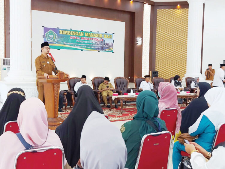 BIMBINGAN— Wali Kota Bukittinggi Erman Safar membuka kegiatan bimbingan manasik haji untuk CJH Bukittinggi.