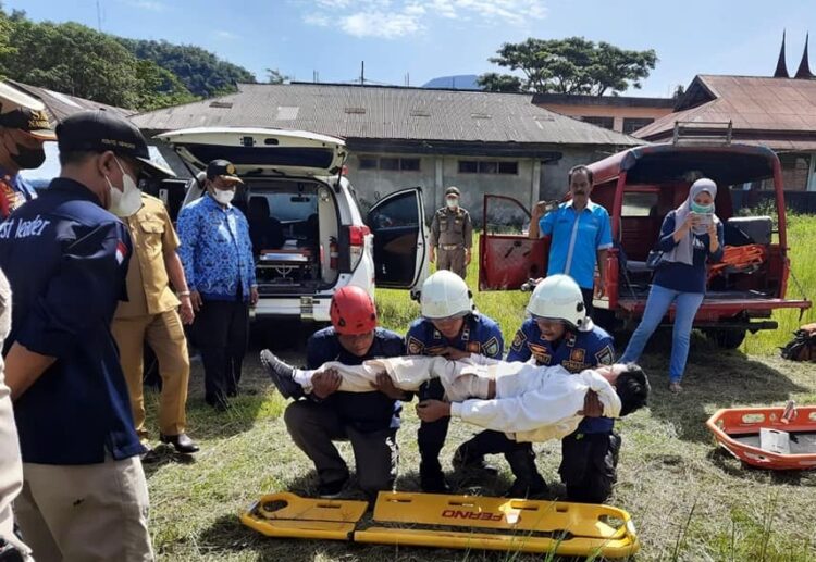SAKSIKAN—Wakil Wali Kota, Drs. Asrul  saksikan  kegiatan Pelatihan Simulasi Bencana oleh Kelompok Siaga Bencana (KSB) Kelurahan Silaing Atas (Silat), Kecamatan Padang Panjang Barat (PPB), di Halaman SMK Karya, Selasa (17/5).