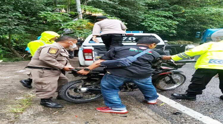 Kijang Rem Blong Seruduk Dua Motor di Jalan Raya Padang-Solok 1 KECELAKAAN— Polisi mengamankan sepeda motor yang ditabrak mobil Kijang LGX di Jalan Raya Padang-Solok.