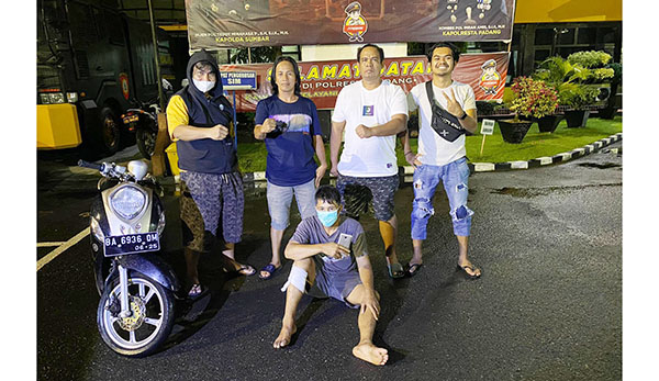 JAMBRET— Gonzales alias Igon (42) yang merupakan mantan atlet tinju kembali ditangkap oleh tim Klewang lantaran merampas (jambret) HP korban di kawasan pantai Padang bebebrapa waktu yang lalu