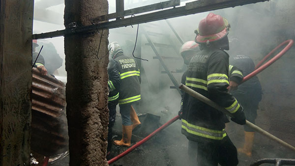 KEBAKARAN— Petugas Damkar memadamkan api yang membakar bangunan bengkel las di Kampung Jua, Kecamatan Lubuk Begalung.