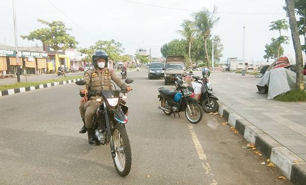 ”Kewibawaan Pemko Padang Salah Satunya ada di Tangan Satpol PP” 1 PATROLI RUTIN— Petugas Satpol PP Kota Padang tiap hari melakukan patroli rutin di sejumlah kawasan wisata.