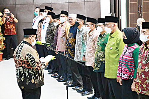 PELANTIKAN PPIH SUMBAR— Kepala Kanwil Kemenag Sumbar, Helmi melantik Petugas Penyelenggara Ibadah Haji (PPIH) Sumbar Tahun 2022, di Asrama Embarkasi Haji Padang, Kamis (19/5). Sementara Gubernur Sumbar Mahyeldi ikut melihat makanan yang akan diberikan untuk jemaah haji Sumbar yang akan berangkat ke tanah suci, 4 Juni nanti.