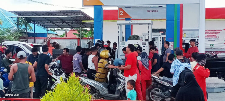 ANTRIAN—Hingga Jumat (27/5) antrian panjang di SPBU Tuapejat masih berlangsung.