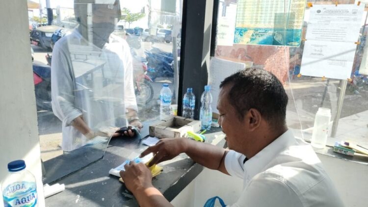 PENJAGAAN—Petugas sedang menjalankan tugasnya di kawasan pariwisata Kota Pariaman.