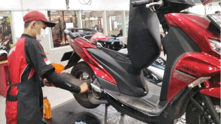 PENGECEKAN-Mekanik Yamaha melakukan pengecekan sepeda motor yang sudah menempuh perjalanan jauh.