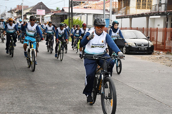 GOWES BARENG— Danlantamal II Laksamana Pertama TNI Endra Sulitiyono pimpin gowes bersama unsur maritim, BUMN, BUMD dan mitra, Sabtu (21/5).
