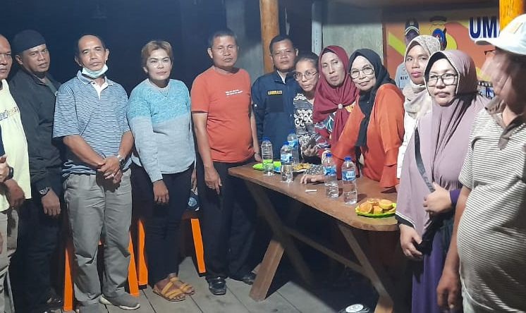 FOTO BERSAMA— Kapolsek Sikakap Iptu Januar foto bersama dengan pedagang dan pemilik truk usai pertemuan, kemarin.