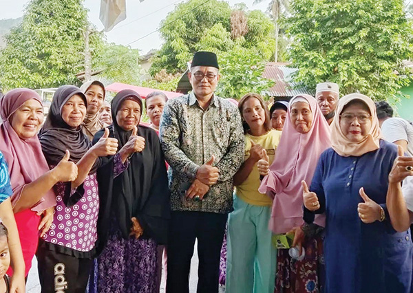 Reses Masa Sidang II, Pimpinan dan Anggota DPRD Turun Dapil, Tunaikan Kewajiban, Jemput Aspirasi Masyarakat 1 Ketua DPRD Kota Padang Syafrial Kani bersama emak-emak saat melaksanakan Reses II Masa Sidang 2022 di Gang Bambu Rw. 08 Rt. 01 Kelurahan Mata Air Kecamatan Padang Selatan.