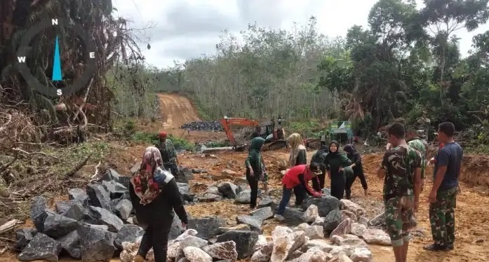 IKUT— Ibu-ibu Nagari Abai Siat bahi membahu bersama personil TNI saat pengerjaan pembangunan bronjong jembatan di Nagari Abai Siat Kecamatan Koto Besar, Kabupaten Dharnasraya