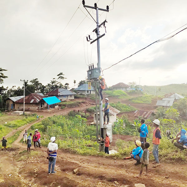 Upaya PT PLN (Persero) meningkatkan rasio elektrifikasi di seluruh Indonesia dilakukan dengan kerja keras, perjuangan dan melibatkan banyak personel lapangan.
