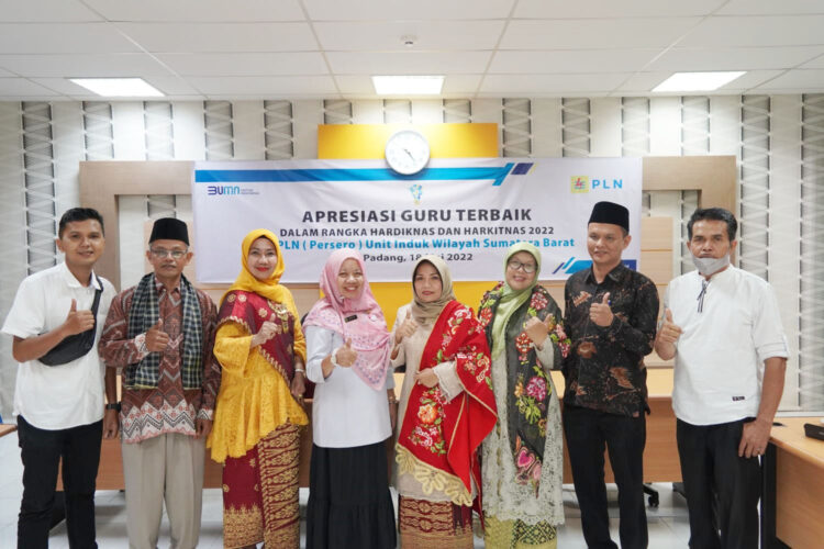 APRESIASI--Hari Pendidikan Nasional (Hardiknas) yang diperingati pada 2 Mei 2022 sekaligus Hari Kebangkitan Nasional (Harkitnas) 20 Mei 2022, PLN UIW Sumbar apresiasi  5 orang guru terbaik di Provinsi Sumbar, Rabu (10/05).