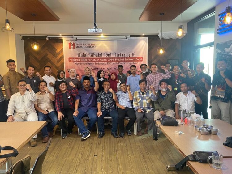 PENYERAHAN SK--Halal bihalal Persatuan alumni (PA) Gerakan Mahasiswa Nasional Indonesia (GMNI) Provinsi Sumatera Barat sekaligus penyerahan empat Surat Keputusan (SK) Definitif Dewan Pimpinan Cabang (DPC).