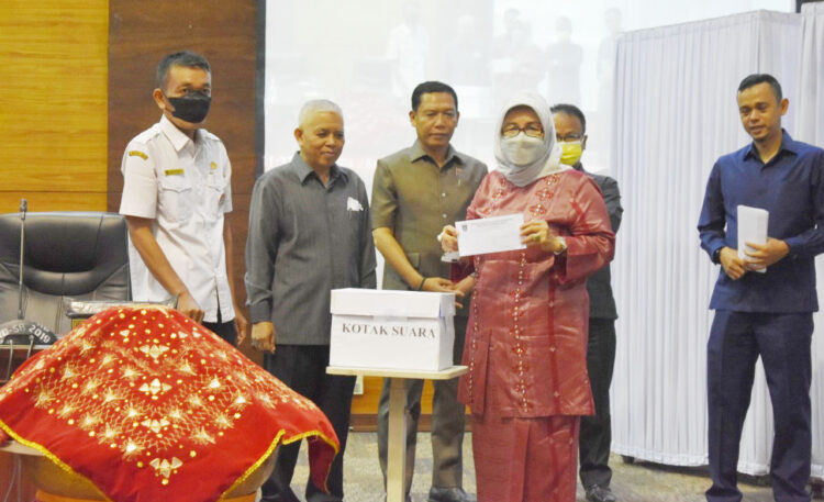 Paripurna Pemilihan dan Penetapan Anggota BK DPRD Sumbar tahun 2022-2024, Muzli M Nur Terpilih sebagai Ketua Badan Kehormatan 1 KOTAK SUARA— Proses pemungutansuara pemilihan anggota Bandan Kekhormatan DPRD Provinsi Sumatera Barat tahun 2022-2024, Rabu menggunakan Kotak suara.