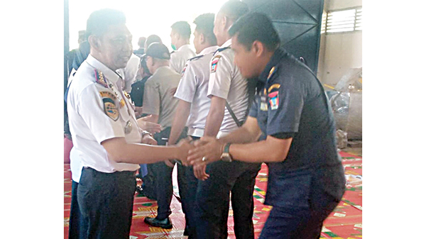 HALAL BI HALAL— Kepala Dishub Kota Padang Yudi Indra Syani, bersalaman dengan petugas UPT-PKB Yance Kurniawan dalam acara halal bi halal, di ruangan UPT-PKB Mata Air, kemarin.