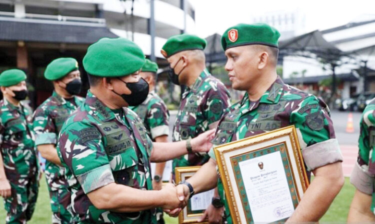 Jenderal Dudung Kumpulkan Tim Pengungkap Kasus Pembunuh Babinsa di Papua 1 BERIKAN—Kepala Staf Angkatan Darat Jenderal TNI Dudung Abdurachman memberikan penghargaan kepada tim gabungan TNI AD-Polri yang berhasil menangkap pembunuhan Babinsa Kabupaten Yalimo Papua Sertu Eka Andrianto Hasugian dan istrinya Sri Lestari Putri, Wabin Tabuni, di Mabesad, Jakarta, Senin (9/5).