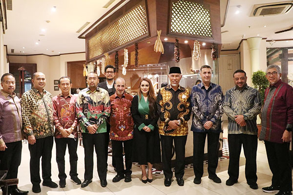 FOTO BERSAMA— Mahyeldi foto bersama dengan tamunya  Duta Besar Yordania untuk Indonesia, H.E. Mr. Abdallah Abu Romman, serta Royal Commision Yordania H.E. Mr. Walid Almasri dan H.E, Mr. Sami Dawud, Senin (16/5).