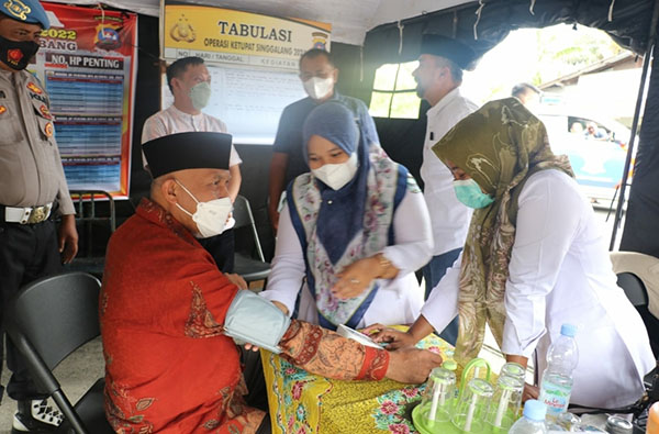 PERIKSA KESEHATAN— Gubernur Sumatera Barat  Mahyeldi saat melakukan cek kesehatan di posko mudik, kemarin.