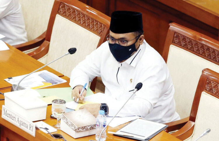 IKUTI— Menteri Agama FRI Yaqut Cholil Qoumas saat mengikuti rapat kerja dengan Kimisi DPR RI barfu baru ini.