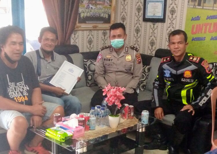 Arus Lalin di Jalinsum Wilayah Polres Arosuka Terkendali, Herman Bakhtiar: Terima Kasih Satlantas Polres Solok 1 USAI BAP—Herman Bakhtiar bersama rekannya Andre, KBO Ipda Roby dan Kasatlatas Iptu Feri Yuzaldi usai buat BAP kecelakaan tunggal di Nagari Batang Barus.