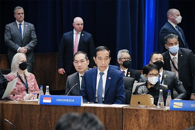 Presiden Jokowi menyerukan penghentian perang di Ukraina karena telah menciptakan tragedi kemanusiaan dan memperburuk perekonomian dunia. Selain itu, perang di Ukraina juga telah melemahkan multilateralisme dan berpotensi memecah belah hubungan antarnegara.