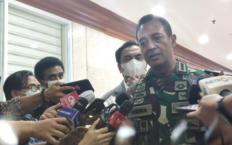 JELASKAN—Panglima TNI Jenderal Andika Perkasa saat menjelaskan kepada wartawan.