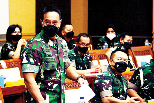 Libatkan Lebih Banyak Prajurit Wanita 1 RAPAT— Panglima TNI Jenderal Andika-Perkasa saat mengikuti rapat kerja, pekan lalu.