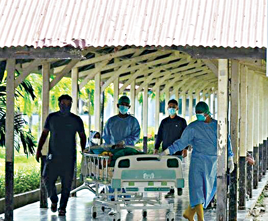 PINDAH— Terlihat beberapa orang perawat saat mendorong gerobak pasien yang akan dipindahkan inapkan ke salahsatu ruangan.