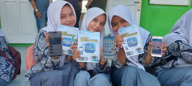 PLN Mobile--PLN Unit Pelaksana Pelayanan Pelanggan (UP3) Padang,  kenalkan PLN Mobile ke salah satu sekolah terbesar di Pesisir Selatan, yakni SMA Negeri 1 Air Pura.