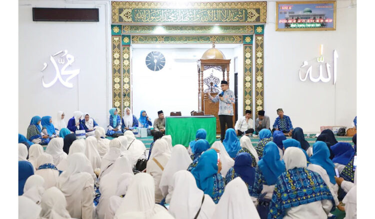 HALALBIHALAL— Wali Kota Padang Hendri Septa memberi sambutan saat menghadiri kegiatan halalbihalal Pengurus Badan Kontak Majelis Taklim (BKMT) Kota Padang, di Masjid Agung Nurul Iman, Minggu (22/5).