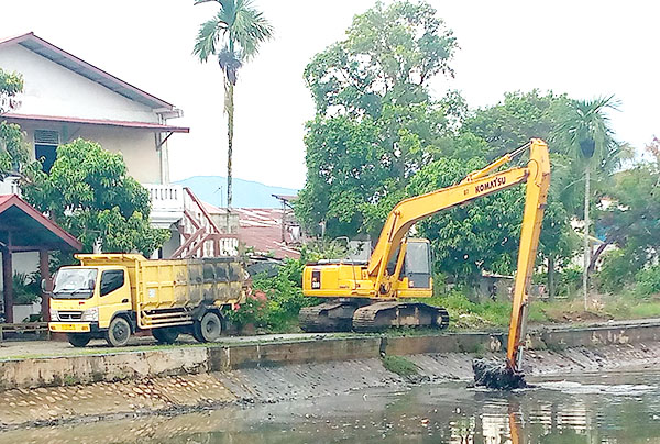KERUK SEDIMEN— Satu unit ekskavator melakukan pengrerukan sedimen di dasar Kanal Pengendalian Banjir Ulakkarang, Kecamatan Padang Utara, Kota Padang, kemarin. Diperkirakan akan keluar sedimen ratusan kubik.