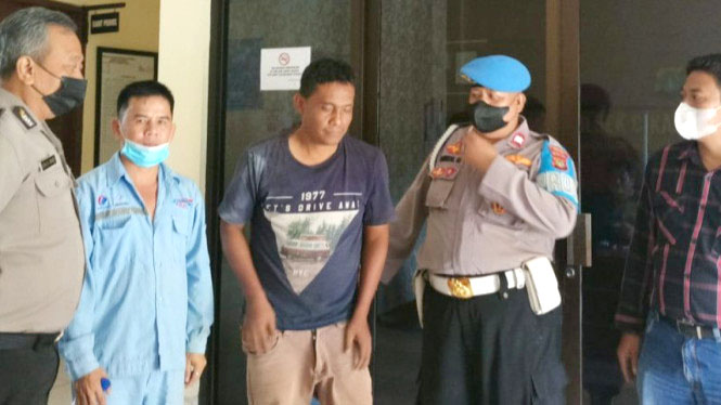 Polisi Tangkap Pencuri Besi Proyek Kereta Cepat 1 PENCURI BESI— Pekerja proyek kereta cepat mengamankan terduga pencuri besi proyek ke Mapolsek Cikarang Selatan