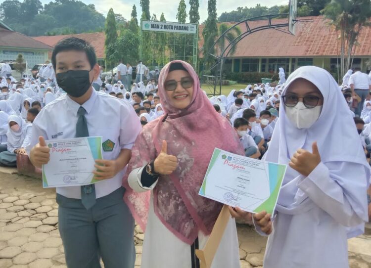 Adopsi Kecerdasan Sang Kakek, Dua Kakak Beradik Siswa MAN 2 Padang Raih 9 Medali 1 9 Medali--Nathayafatiha Brilliyanesya Emild dan Muhammad Avicenna Brilliyanesia Emild dua kakak beradik siswa MAN 2 Padang yang juga cucu kandung Prof. Dr. Ramayulis (alm) peraih 9 medali sekaligus.