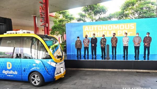 Kendaraan Otonom--Peresmian Penggunaan Kendaraan Listrik Otonom oleh pengembang properti Sinar Mas Land bekerja sama dengan Mitsubishi Corporation, Jumat (20/5) di BSD City, Tangerang, Banten.