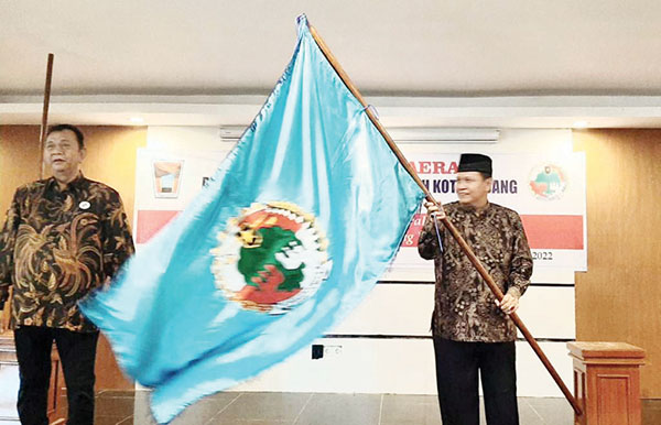 Irwan Basir Pimpin Dekopinda Padang secara Aklamasi 1 Irwan Basir dt Rj Alam kibarkan bendera petaka Dekopinda setelah terpilih jadi Ketua Dekopinda Kota Padang langsung dikukuhkan Ketua Dekopinda Sumbar Hendra Irwan Rahim.