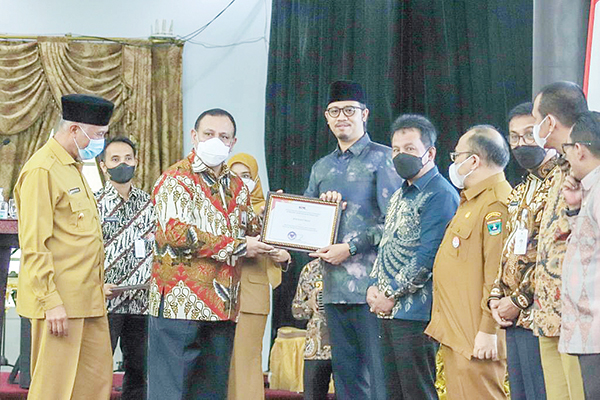 Wako Erman Safar Terima Penghargaan dari KPK, Penilaian MCP 2021 Tertinggi di Sumbar 1 TERIMA PENGHARGAAN— Wali Kota Bukittinggi Erman Safar terima penghargaan dari Ketua KPK RI, Komjen Pol Firli Bahuri MSi. Penghargaan itu diserahkan dalam Rakor Program Pemberantasan Korupsi Terintegrasi se- Sumbar di Istana Gubernuran Sumbar, Selasa (21/6).