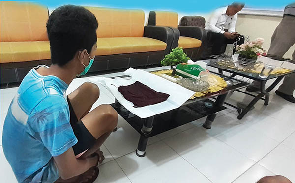 PECOBAAN PEMERKOSAAN—Pelaku W (25) yang melakukan percobaan pemerkosaan terhadap anak di bawah umur diamankan di Mapolres Pariaman.