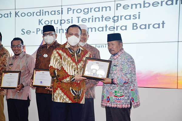 Bupati Agam Andri Warman menerima apresiasi dan penghargaan dari Ketua KPK RI, Komjen Pol (Purn.) Drs Firli Bahuri atas program pemberantasan korupsi terintegrasi, kategori SPI  2021.